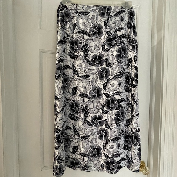 Large, black and white hibiscus print wrap skirt - Picture 6 of 6